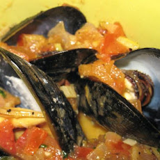 Mussels in Tomato-Basil Wine Sauce