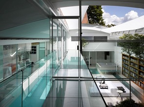 claraboyas de cristal casa-moderna-con-claraboyas-de-cristal-retráctil