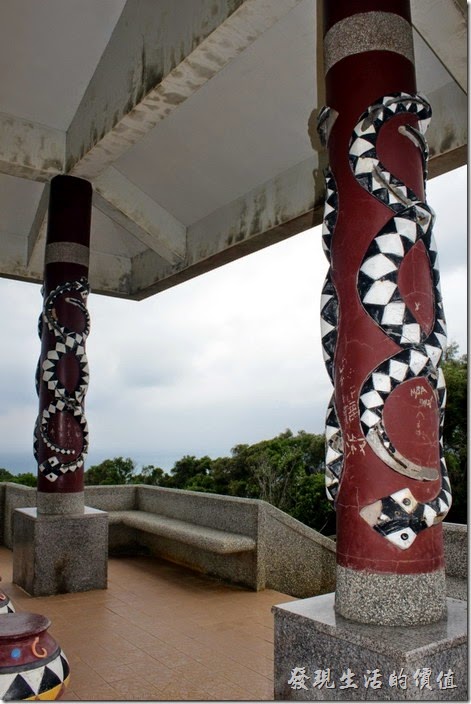 屏東-旭海大草原。涼亭的柱子上也都是百步蛇的圖騰，但是已經有點裸露鋼筋了。