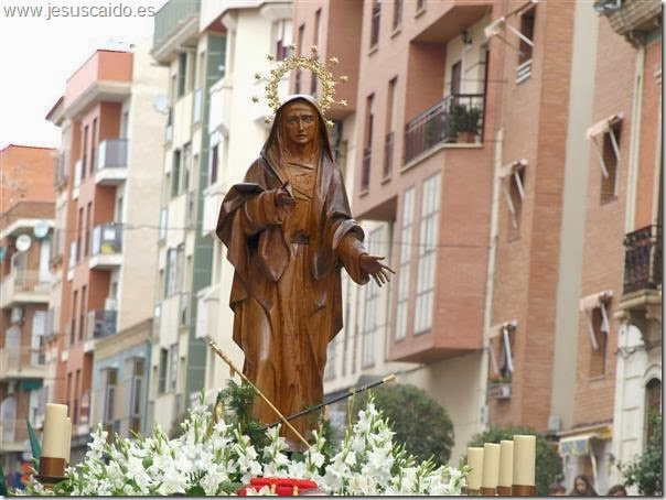 La Virgen de la Esperanza en procesión a su paso por la calle Seis de Junio