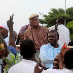 Casquette à la tête, Etienne Tshisekedi, candidat de l’UDPS à la présidentielle de 2011 en RDC, au dessus d’une jeep décapotable entouré de ses partisans  le 26/11/2011 devant l’aéroport international de N’djili à Kinshasa. Radio okapi/ Ph. John Bompengo