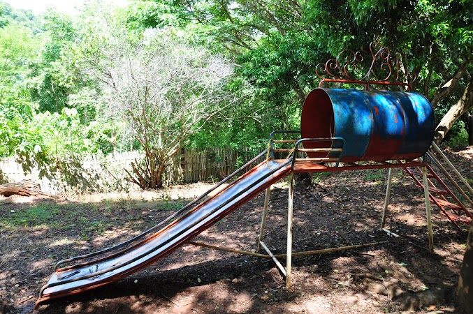 Imagini Thailanda: Locul de joaca pentru copii in curtea scolii, tribul Akha, Thailanda