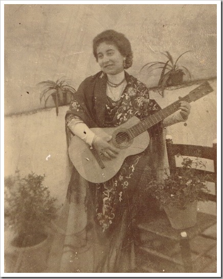 Guitarra valenciana_Cantaora Pepica Bayona Gomis La Bayona. Ca. 1915