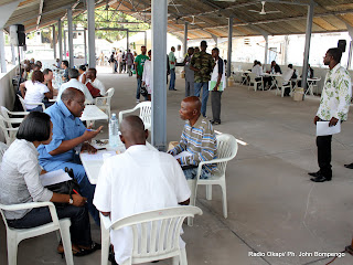 De gauche à droite, quelques représentant des entreprises enregistrent à tour de rôle les dossiers de démandeurs d'emploi ce 5/5/2011 à Kinshasa, lors de la foire de l'emploi organisée par la MONUSCO. Radio Okapi/ John Bompengo