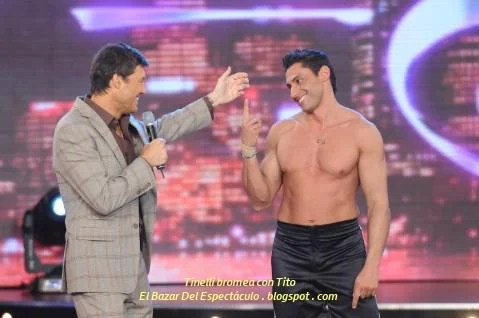 Tinelli bromea con Tito.JPG