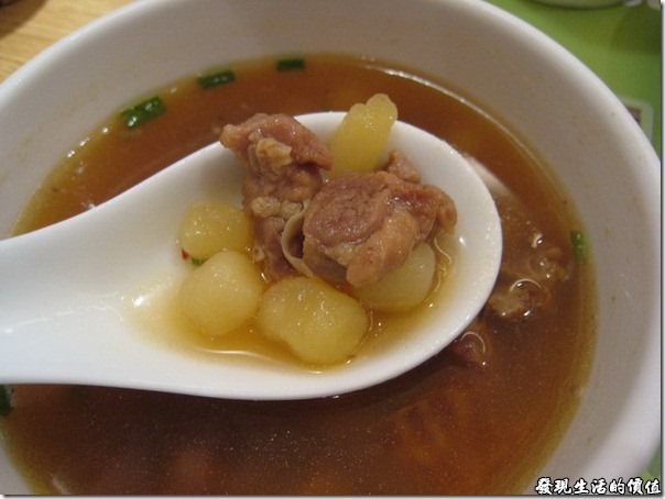 上海-西貝攸面村。羊肉熱湯，羊肉配上土豆(馬鈴薯)，湯頭有種說不出的味道，有些人可能會吃不習慣。