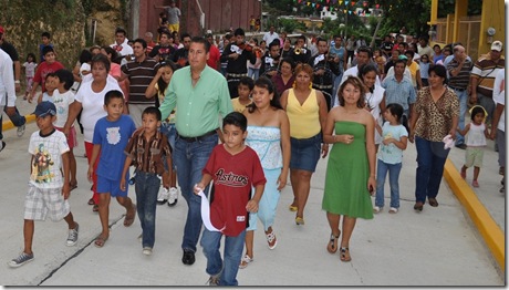 FOTO (Inaugura Alberto Silva Ramos la pavimentación de la calle Jacarandas en las Lomas).(2)