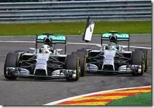 Nico Rosberg sperona Lewis Hamilton