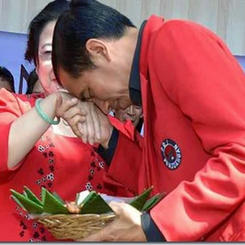 Jokowi Cium Tangan Megawati di depan koalisi...