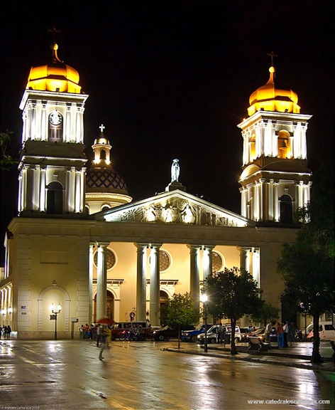 Catedral-de-San-Miguel-de-Tucumán-de-noche