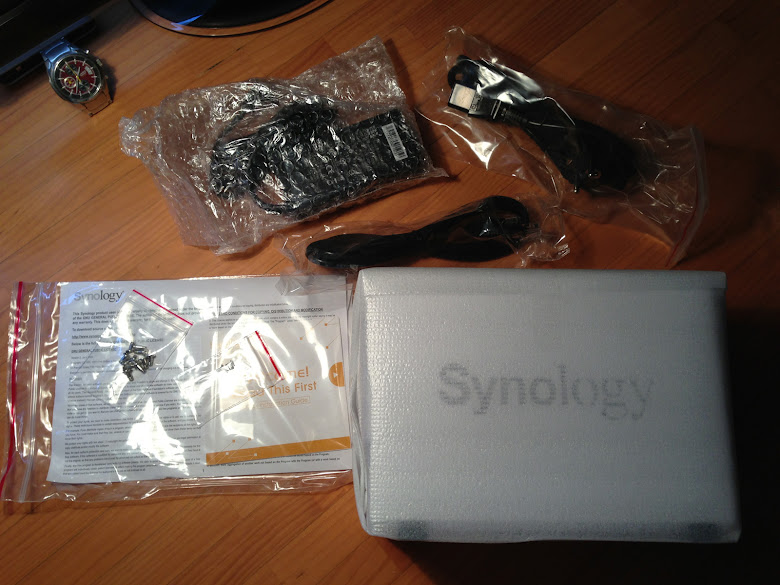 Synology DS213j (contenido caja)