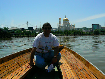 2009. pe barca in Brunei.JPG