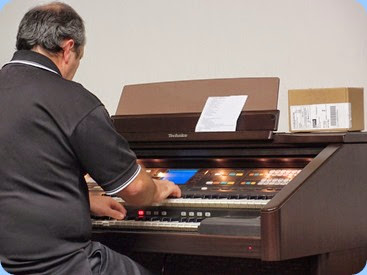 Doug Farr playing the Technics GA3. Photo courtesy of Dennis Lyons