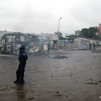 Des bus incendiés à la place Intendance de l'Unikin, 13 janvier 2011.