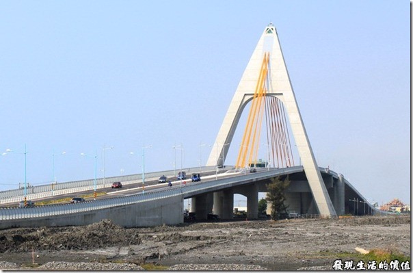 東港鵬灣跨海大橋。這座「鵬灣跨海大橋」起用於民國2011年3月27日，大橋來回各有兩線道可通行汽車，另外為了響應全民的鐵馬熱，還貼心的設計了自行車專用道及步行道。