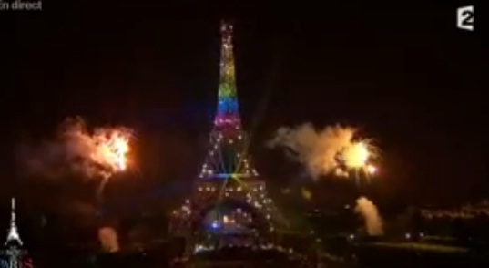 Feu d'artifice du 14 juillet 2013 - La Tour Eiffel illuminée aux couleurs du mariage gay ? (vidéo) dans France paris+14+juillet+2013+tour+eiffel+habill%C3%A9e+aux+couleurs+du+mariage+gay+