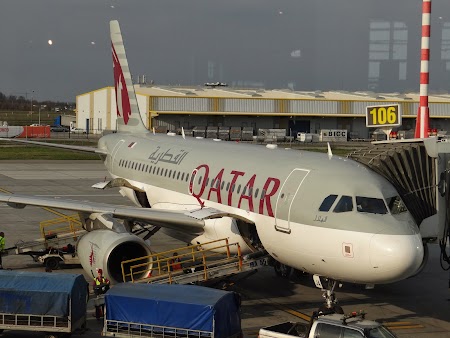 01. Qatar Airways la Bucuresti.JPG