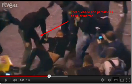 25S - Infiltrados - Encapuchado con pantalones marrones detiene a un manifestante
