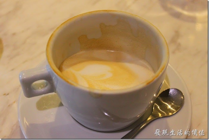 台南-地球咖啡烘培美食-早午餐。這是拿鐵咖啡喝完後的杯子，可以看得出來豆子應該是屬於淺烘培到中度烘培之間，對我來說真的沒有什麼咖啡味。