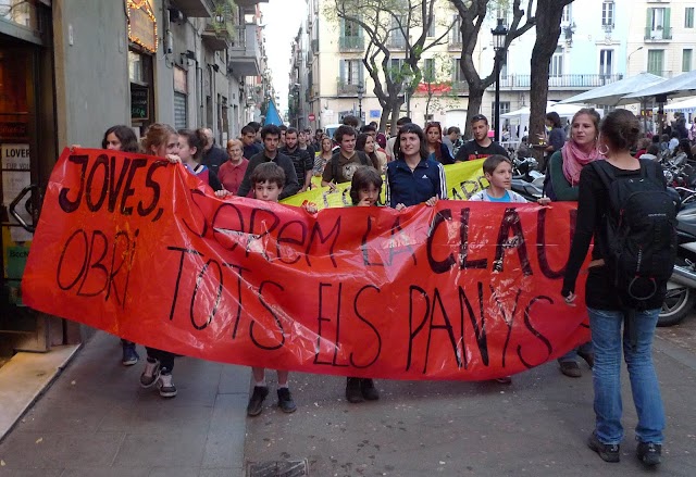 Uns 500 joves es manifesten a la #ViladeGràcia en defensa d’un casal autogestionat i insisteixen: “La clau és fer barri”