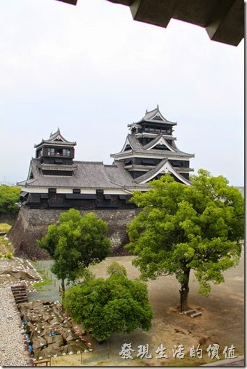 日本北九州-熊本城。從「宇土櫓」遙望大小天守閣的樣子。 