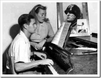 Romano Mussolini giovane suona il piano (sorella A.Maria) (foto AP)