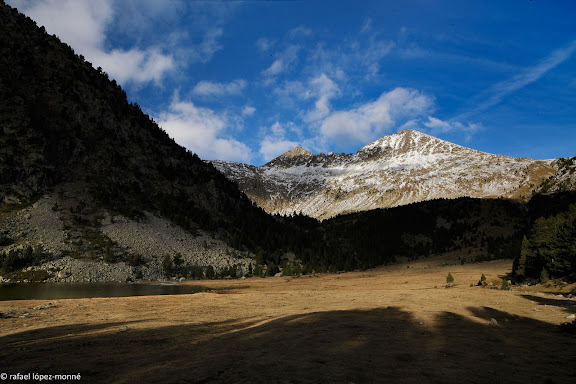 L'estany Llong. Al fons, el pic del Portarro (2733 m) i el portarro d'Espot.Parc Nacional d'Aigues Tortes i Estany de Sant Maurici.La Vall de Boi, Alta Ribagorca, Lleida