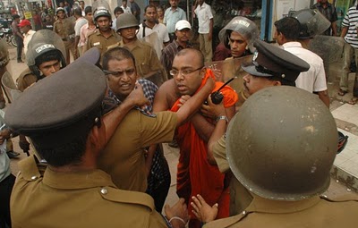 Buddist+Priest+had+bening+brutally+attacked+by+Sri+Lankan+Police+%282%29.jpg