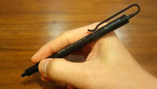 真ちゅう製で書きやすいメタフィス（METAPHYS）のボールペンをいただき