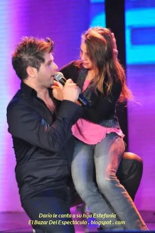 Darío le canta a su hija Estefania.jpg
