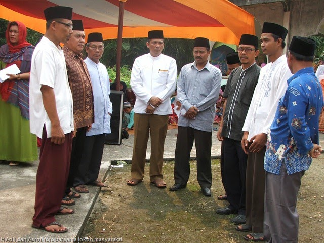 [haji%2520adil%2520dan%2520asrofi%2520foto%2520bersama%2520tokoh%2520masyarakat%2520maini%2520darul%2520aman%255B18%255D.jpg]