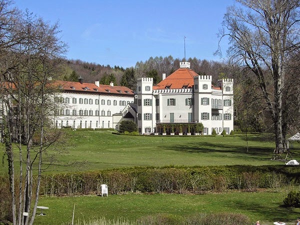 El Palacio de Possenhofen adquirido en 1834 por Maximiliano , el padre de Sissí