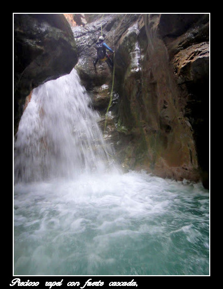 Precioso rapel con fuerte cascada. Precioso rapel con fuerte cascada.