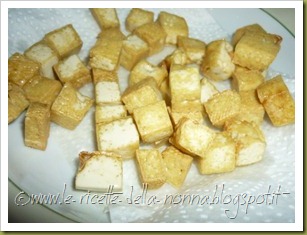 Rosti di patate con tofu affumicato fritto, insalata verde e carote a julienne (5)