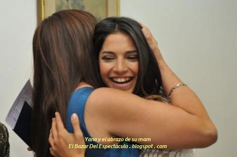 Yana y el abrazo de su mam.JPG