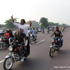 Des motards accompagnent le cortège d’Etienne Tshisekedi lors du vote le 28/11/2011 à l’institut Lumumba à Kinshasa, pour les élections de 2011 en RDC. Radio Okapi/ Ph. John Bompengo