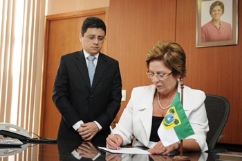 Governadora assina termo de posse de Anselmo Carvalho - Elisa Elsie (1)