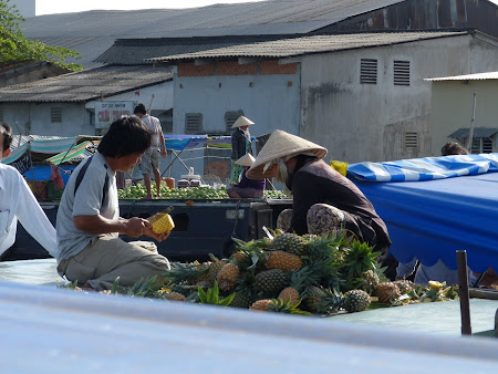 Imagini Delta Mekongului: ananas de vanzare