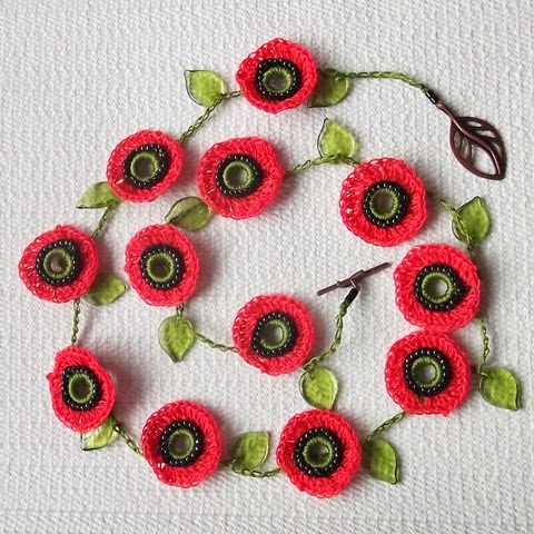 [contemporary%2520poppies%2520necklace%25201%255B4%255D.jpg]