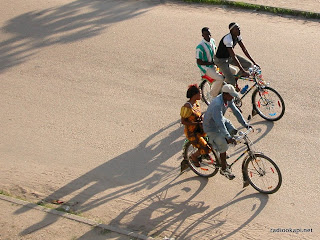 Tolekistes (toleka) à Kisangani, 2002.