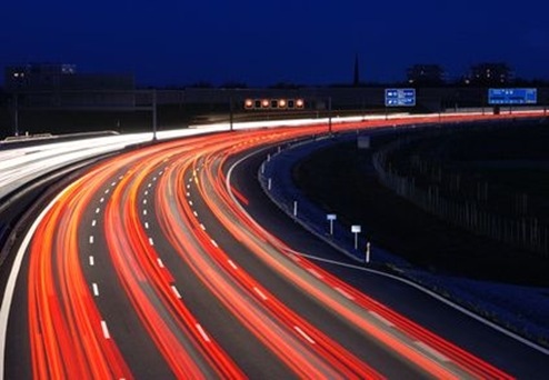 Autobahn-bei-Nacht