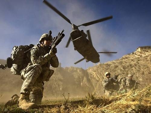 Imagem-de-novembro-de-2008-mostra-soldado-americano-sob-helicoptero-ChinookAFP