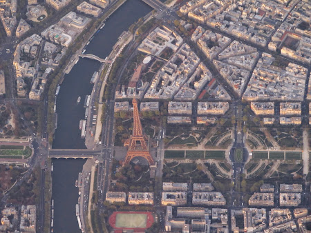 Obiective turistice Paris:  Eiffel vazut din avion