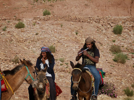 Obiective turistice Petra: Beduini cantand la fluier