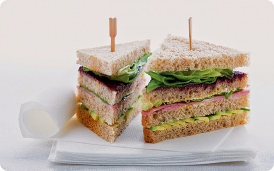 Sandwich al prosciutto cotto, avocado e tapenade