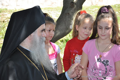 МИТРОПОЛИТ АМФИЛОХИЈЕ СЛУЖИО НА У МАНАСТИРУ КОСМАЧ НА СКАДАРСКОМ ЈЕЗЕРУ