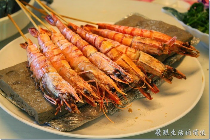 高雄-頭前園土雞城休閒餐廳。泥火山鹽烤蝦，NT70每隻。這應該是泰國蝦，不過還蠻大隻的，個人覺得味道並沒有很特殊，但也不難吃就是了。