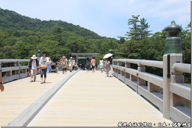 日本伊勢神宮，這橫跨在五十鈴川之上的橋面還蠻寬的，可以有容許兩部小轎車會車呢！但平時應該是不許車輛通行的。