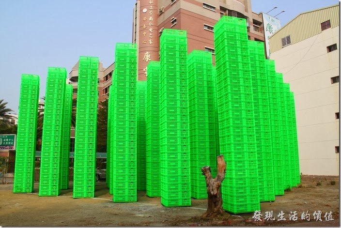 「321巷藝術聚落」可以由公園路靠近公園北路的入口進入，附近有韓國藝術家崔正化，以鮮綠色塑膠籃搭建而成的大型裝置「森」作品，籃子上面都有「321」的字樣。