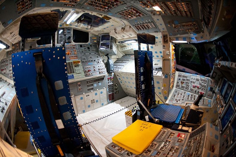 endeavour-flight-deck-11